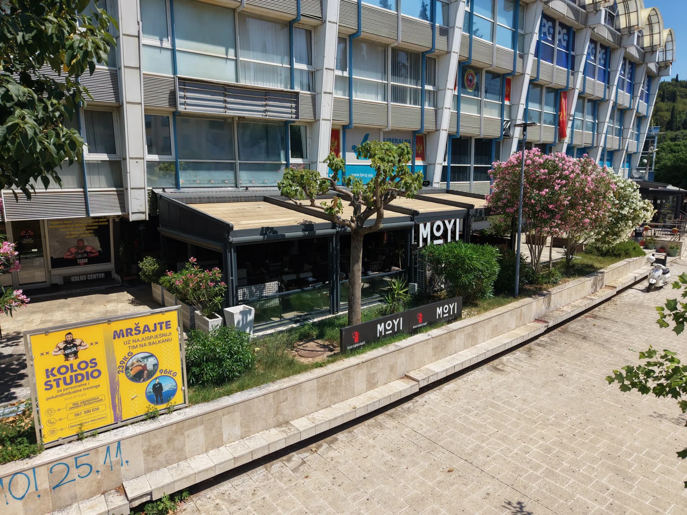Ulaz u Lounge Bar MOYI kod Gradskog stadiona