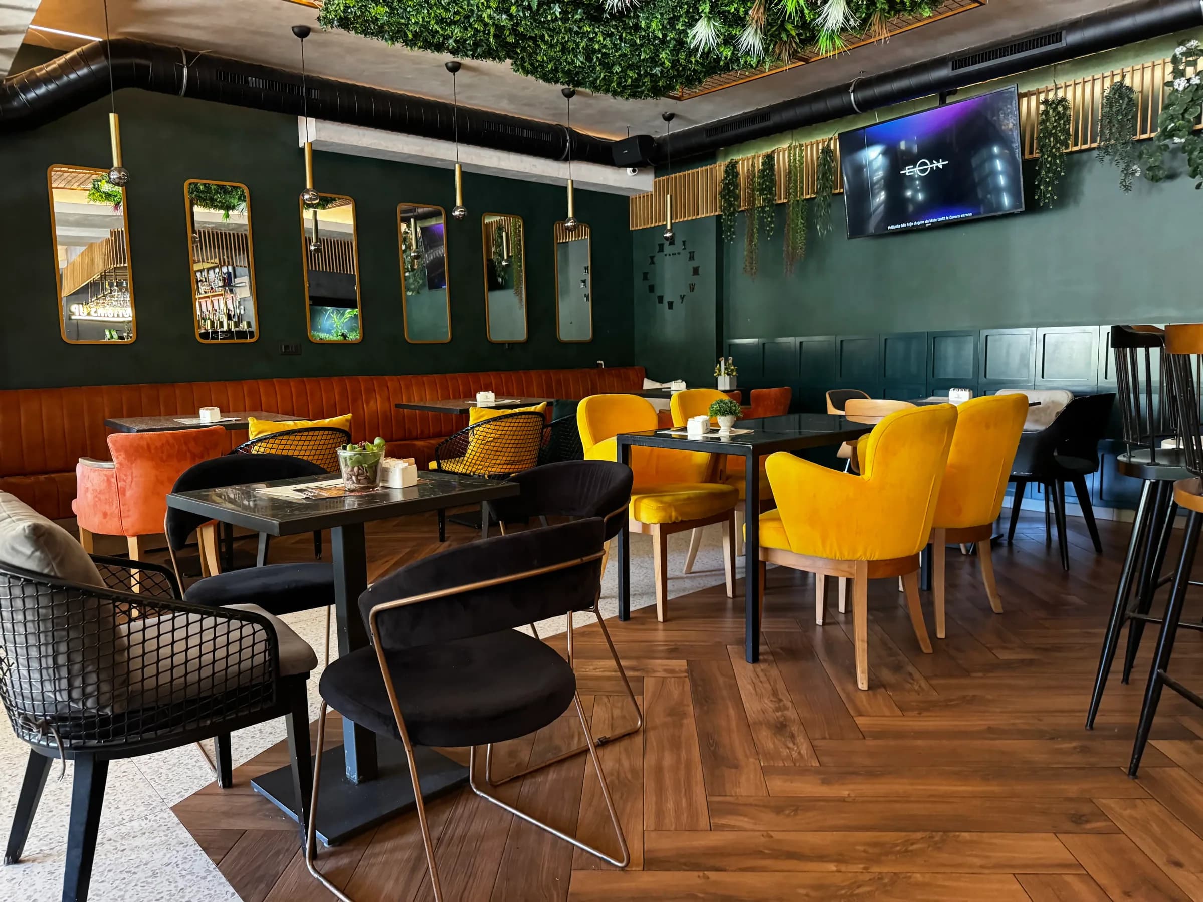 Toplo osvijetljen enterijer Lounge Bara MOYI